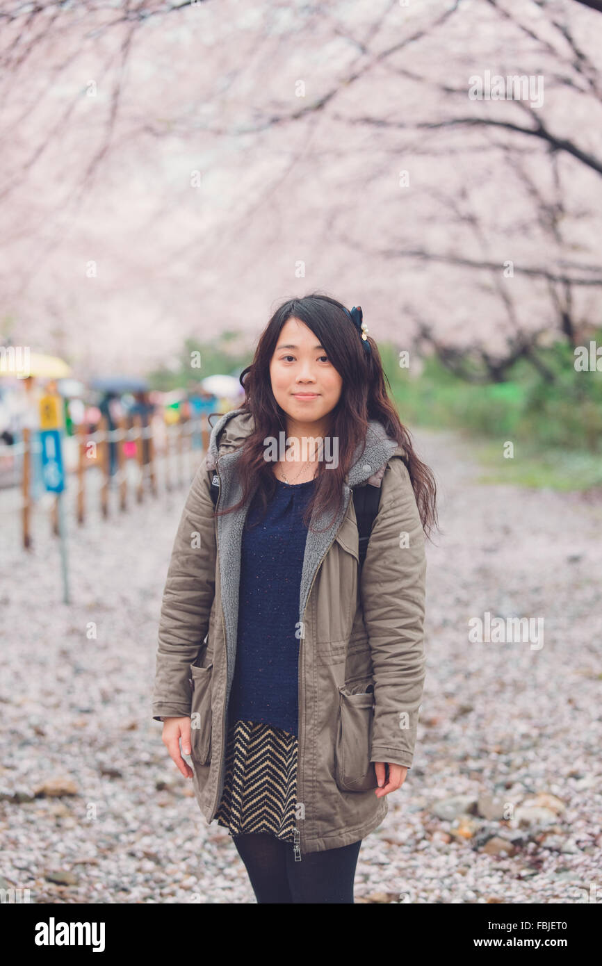 Asian Woman in cherry blossom Banque D'Images