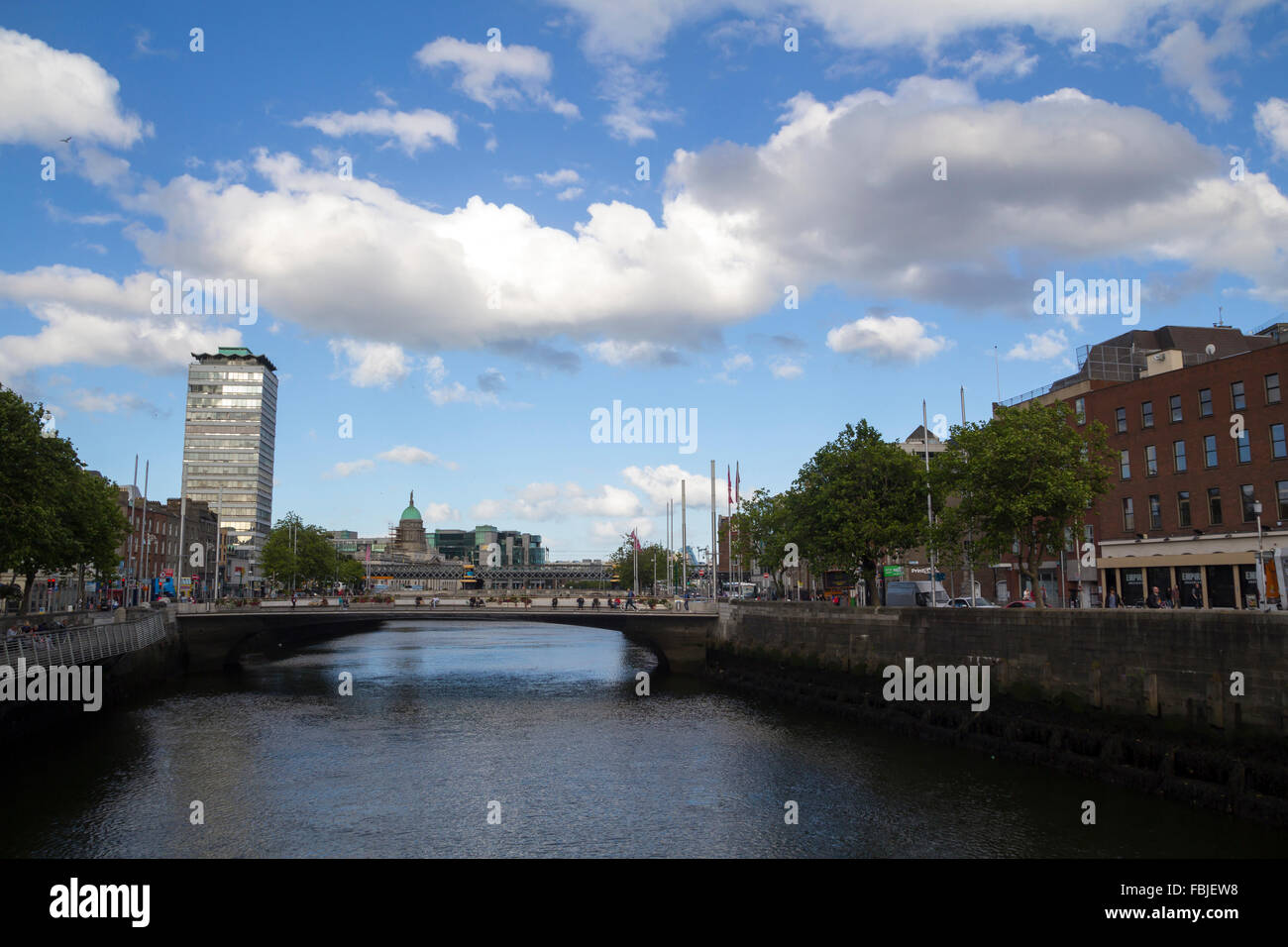 Vue sur la ville de Dublin, capitale de l'Irlande, avec le pont sur la rivière Liffey Banque D'Images