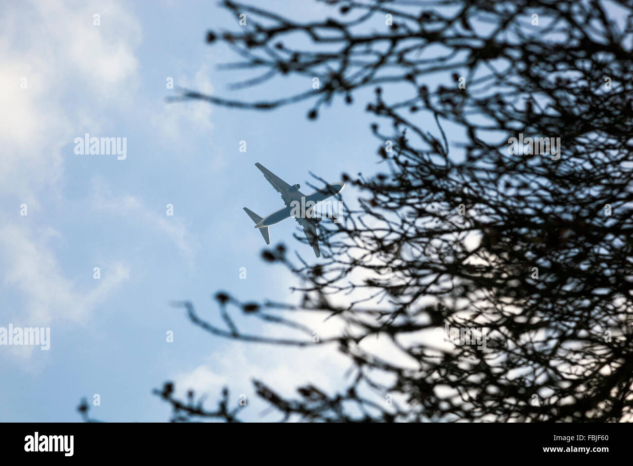 De Heathrow avion survolant Kew Gardens, London, UK Banque D'Images