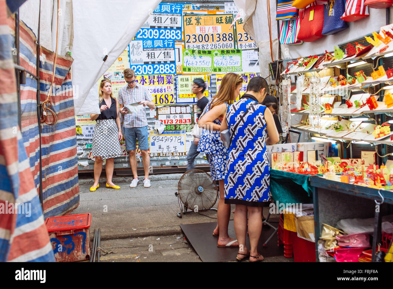 HONG KONG - 3 oct : hawker non identifiés qui vendent des marchandises en Fa Yuen Street, Mongkok, Hong Kong le 3 octobre 2015. Banque D'Images