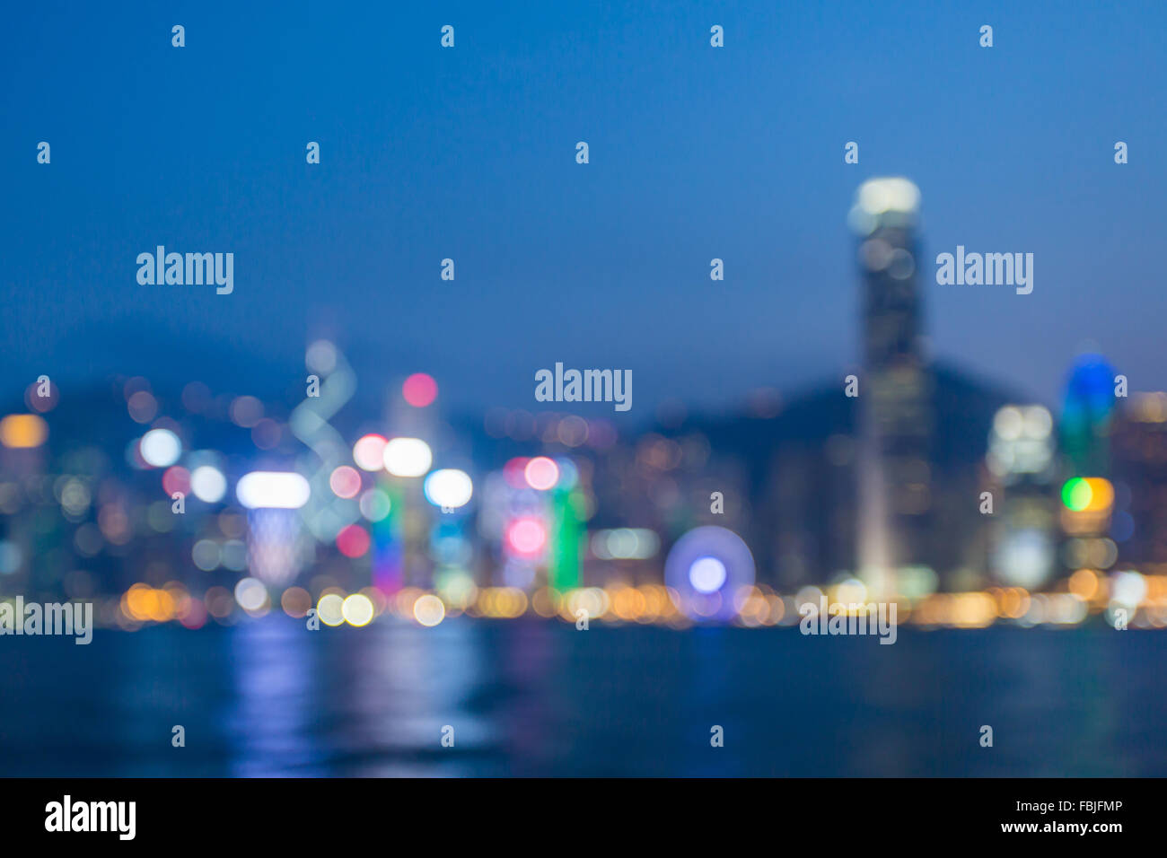 Ville lumière nuit un arrière-plan flou, flou. Banque D'Images