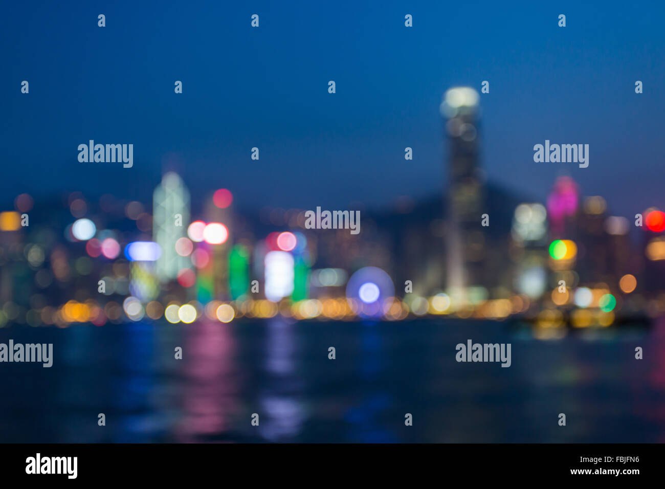 Ville lumière nuit un arrière-plan flou, flou. Banque D'Images