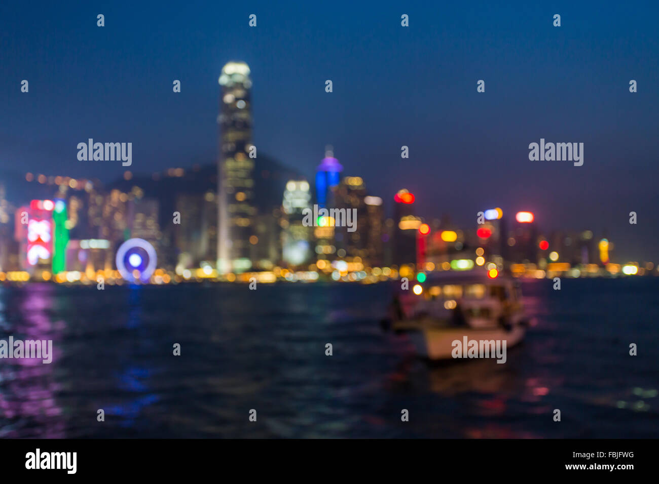 Ville lumière nuit un arrière-plan flou, flou. Banque D'Images