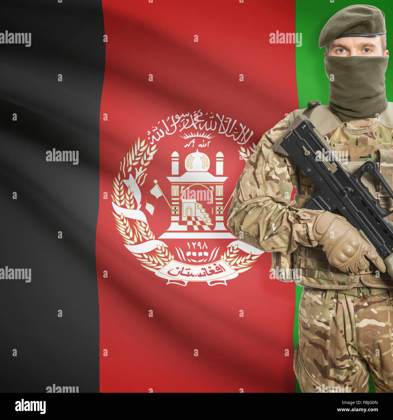 Soldat avec mitrailleuse et drapeau national sur l'Afghanistan - série d'arrière-plan Banque D'Images