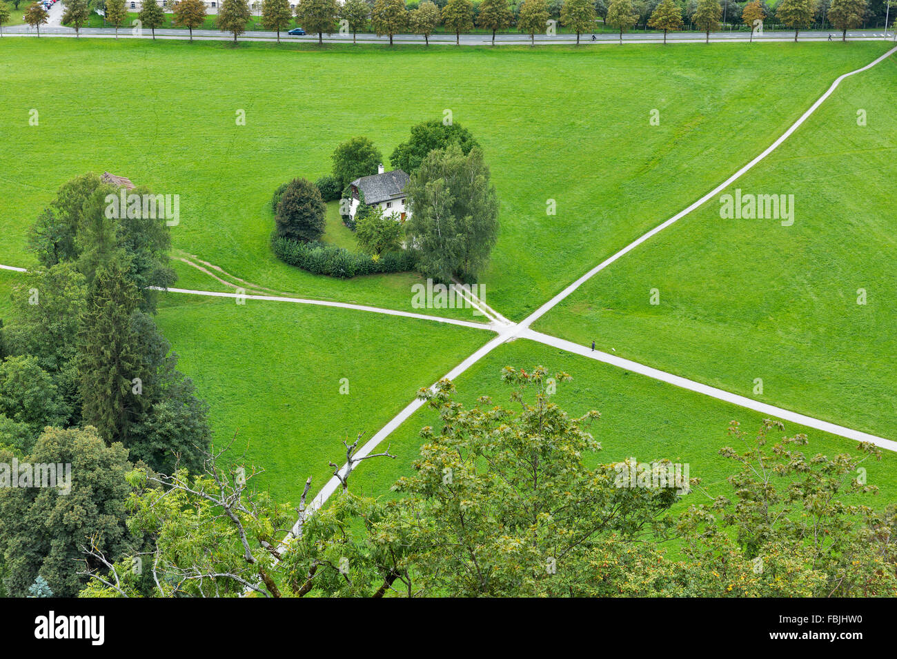 Sur le carrefour dans le domaine. La banlieue de Salzbourg, Autriche. Banque D'Images Sur le carrefour dans le domaine. La banlieue de Salzbourg, Autriche. Banque D'Images