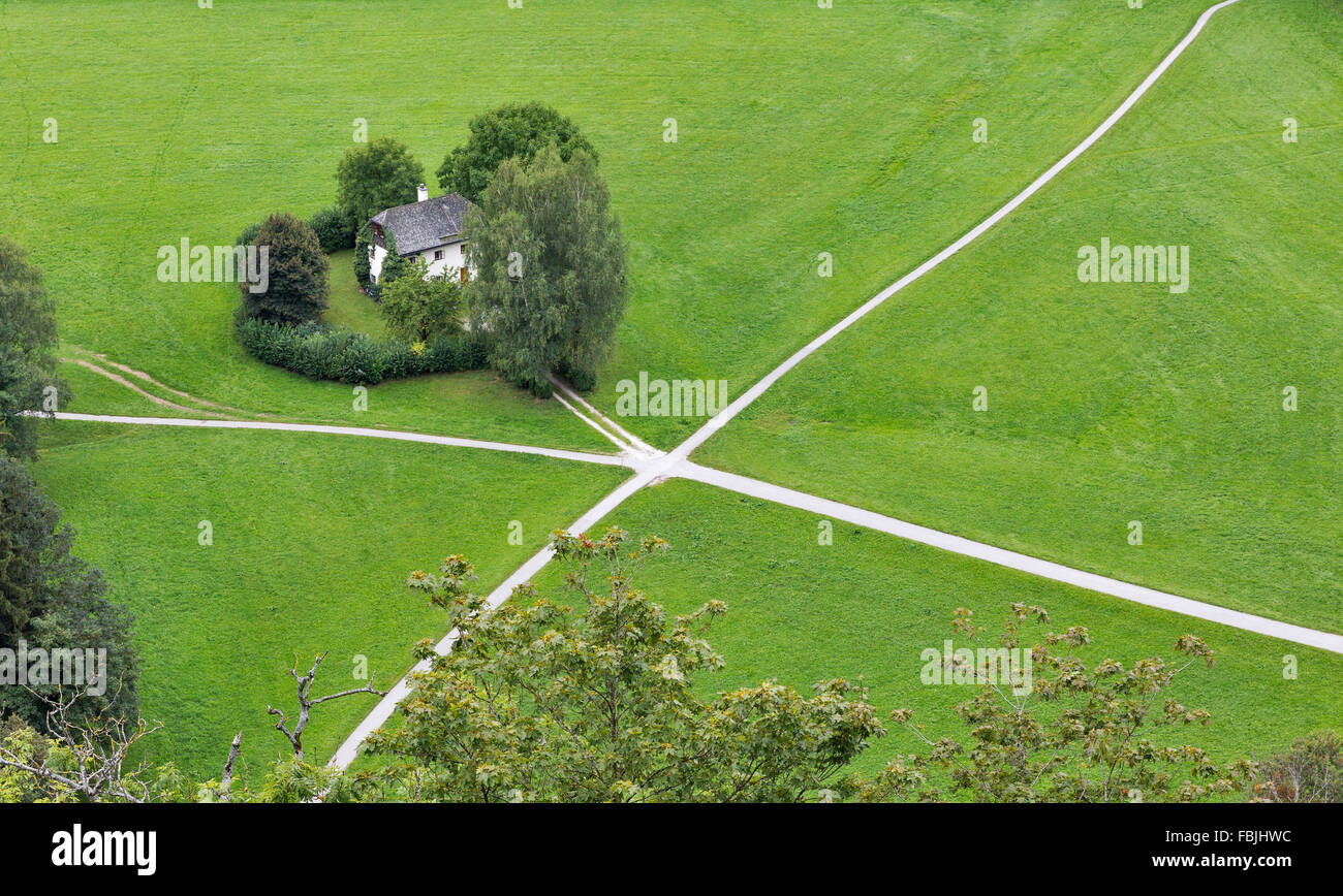Sur le carrefour dans le domaine. La banlieue de Salzbourg, Autriche. Banque D'Images Sur le carrefour dans le domaine. La banlieue de Salzbourg, Autriche. Banque D'Images