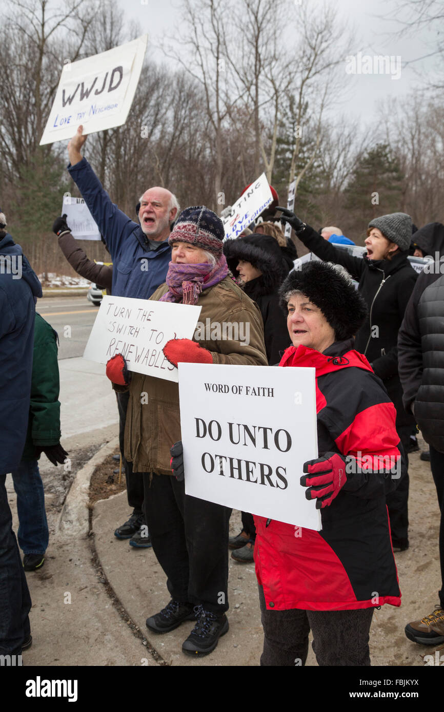 Southfield, Michigan USA - 17 janvier 2016 - Les résidents s'opposent à une proposition de développement par la Jordanie de forage pétrolier et gazier sur les terres de la parole de la foi chrétienne, un centre international de 22 000 membres, l'église. Le pasteur de l'église est Keith Butler, un activiste politique républicaine. Crédit : Jim West/Alamy Live News Banque D'Images