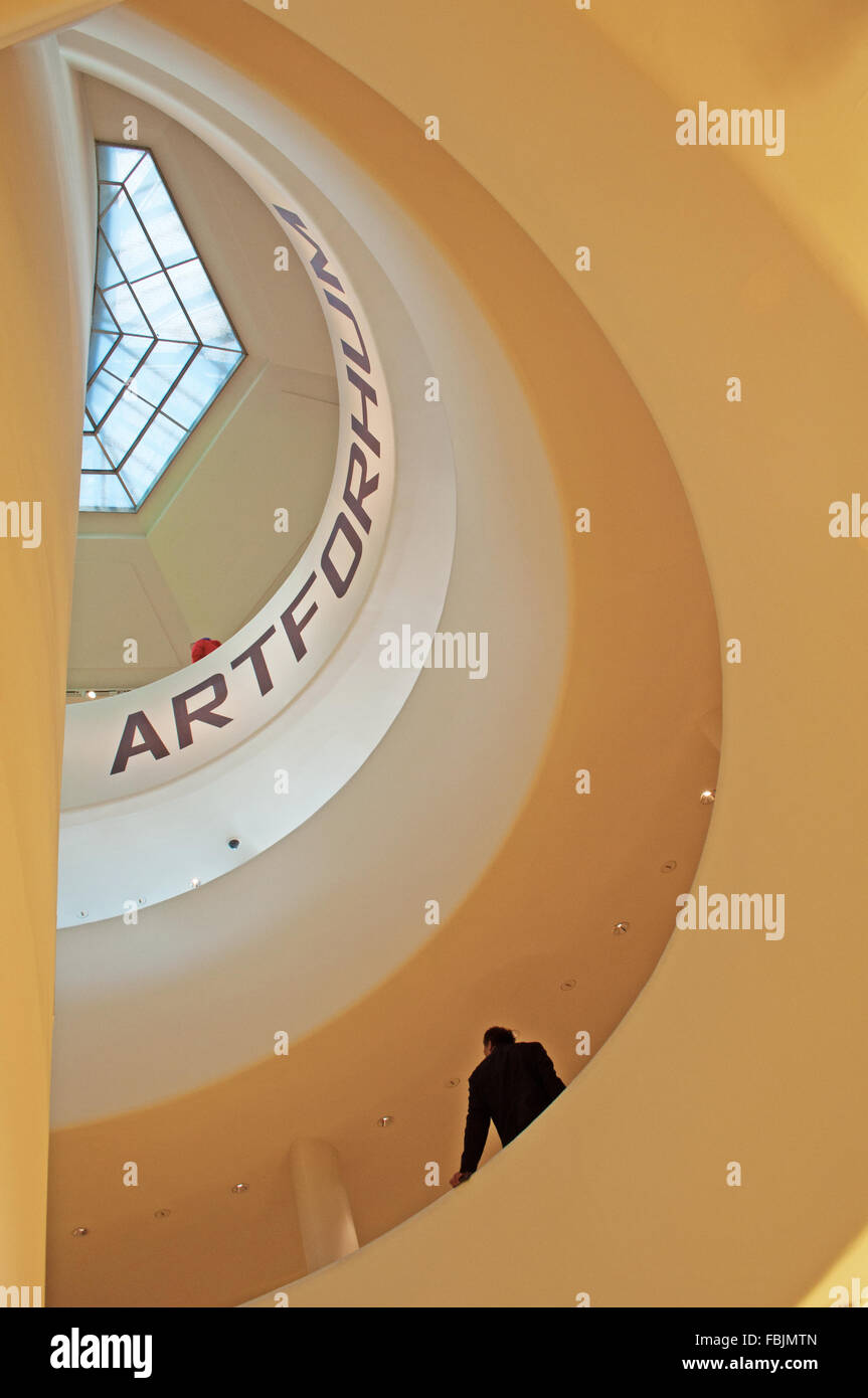 New York, États-Unis d'Amérique : rampe en spirale et dôme transparent en musée Guggenheim, l'art Banque D'Images