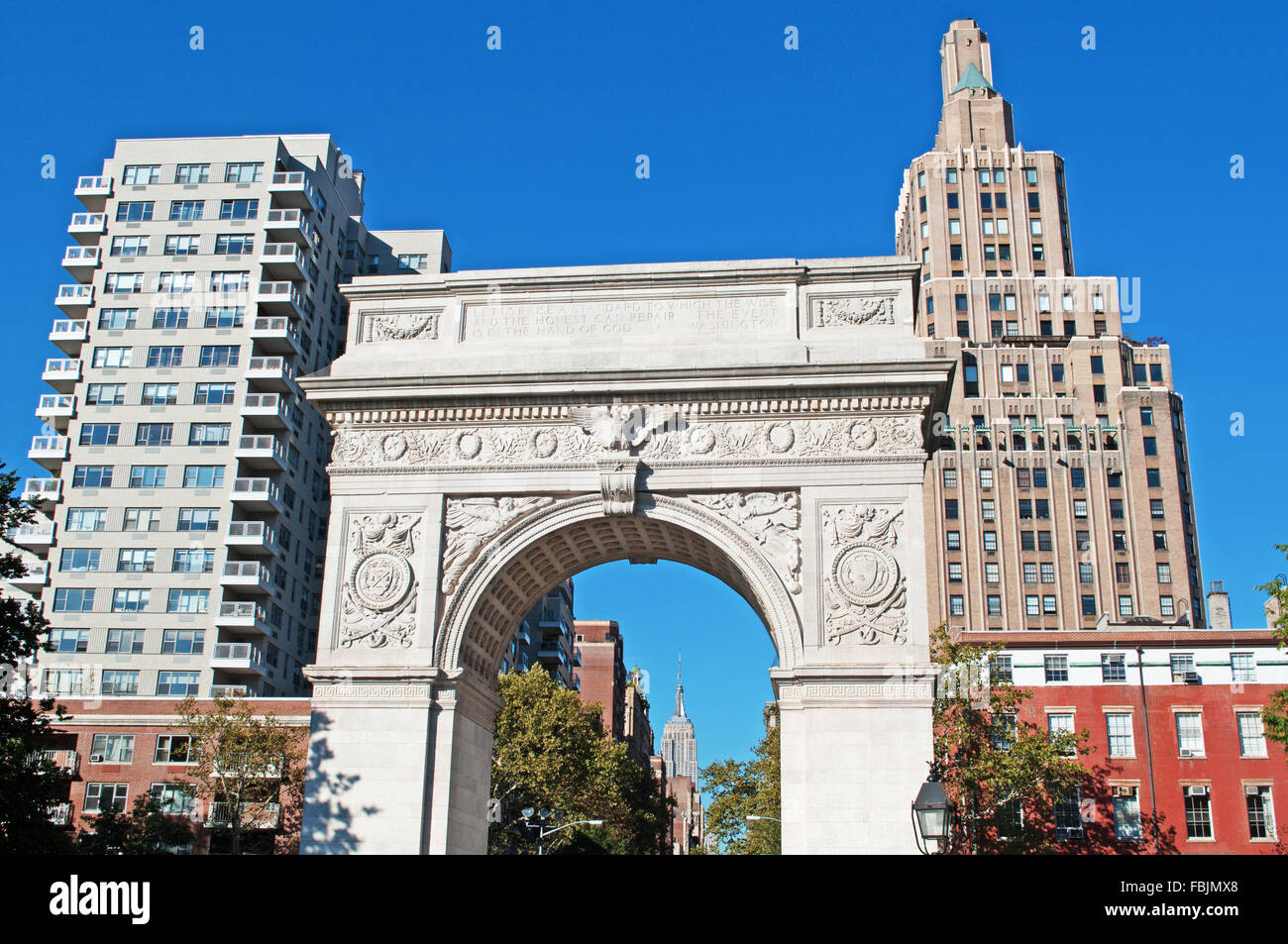 New York, États-Unis d'Amérique : Skyline, des gratte-ciel et Washington Square Arch vu de Washington Square Park Banque D'Images