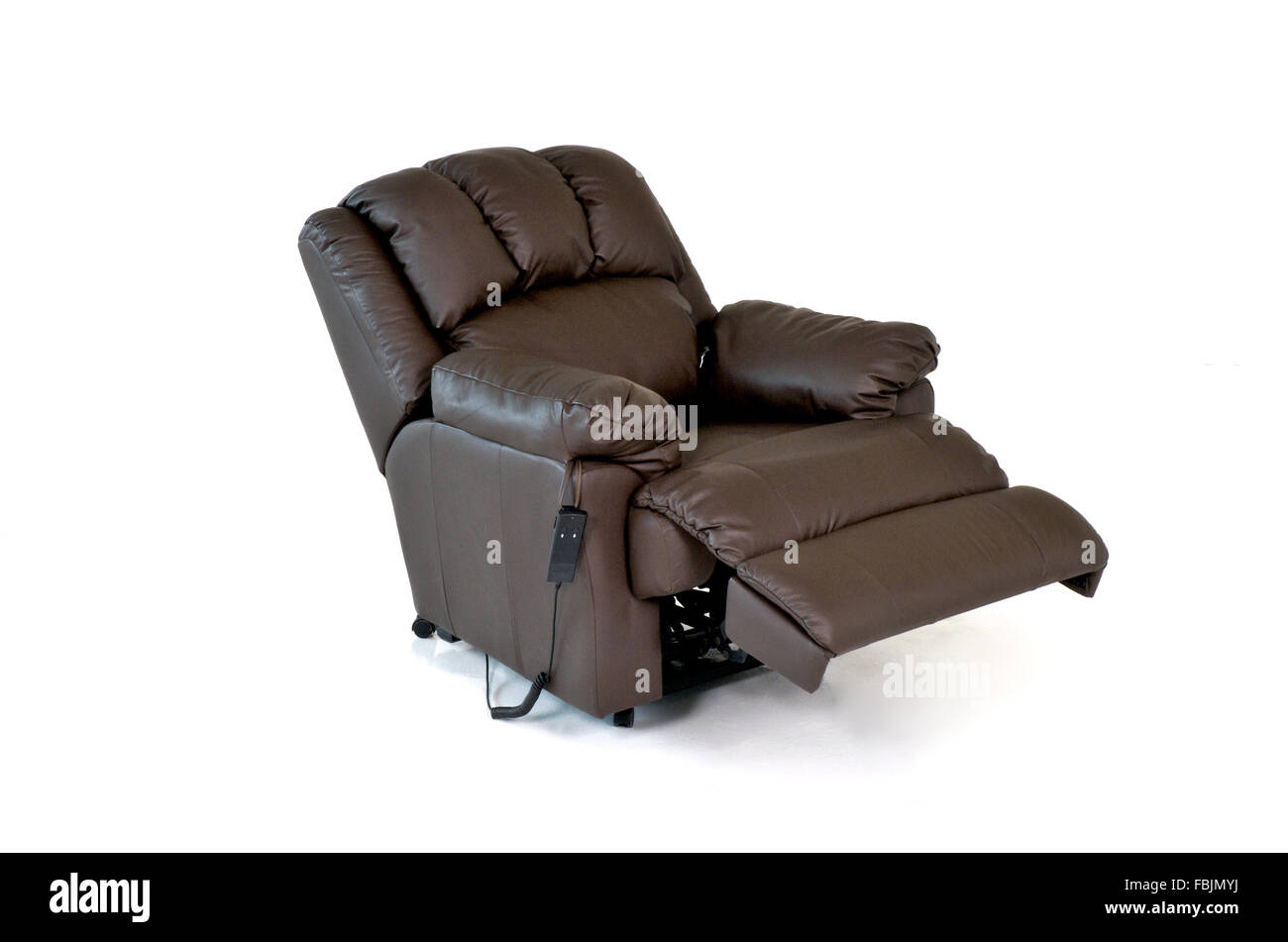 Chaise fauteuil en cuir marron avec commandes sur fond blanc Banque D'Images
