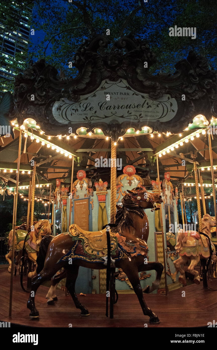 New York, États-Unis d'Amérique : Vue de nuit sur le Carrousel dans Bryant Park, un ancien style de carrousel dans le centre de l'intérieur du parc public Banque D'Images