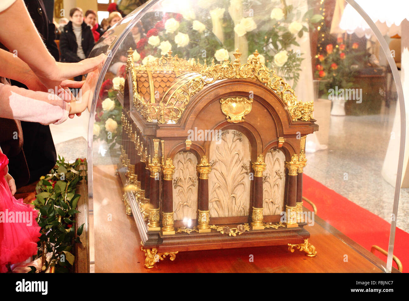 Fidèles placer les mains à les reliques de Sainte Thérèse de Lisieux à Notre-Dame-des-Sept-Douleurs église, Bratislava, Slovaquie. Banque D'Images