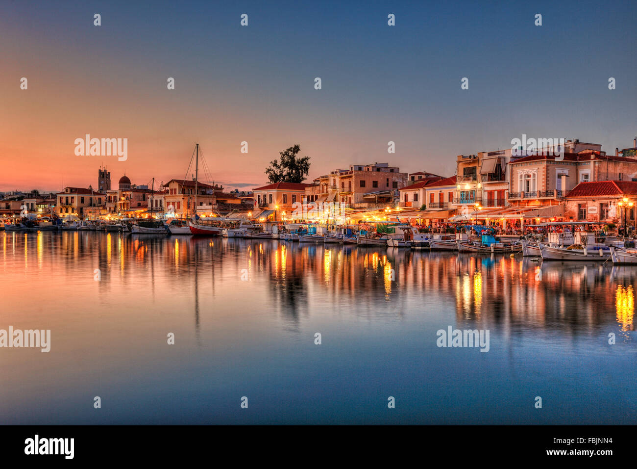 Le port d'Aegina island juste après le coucher du soleil, la Grèce Banque D'Images