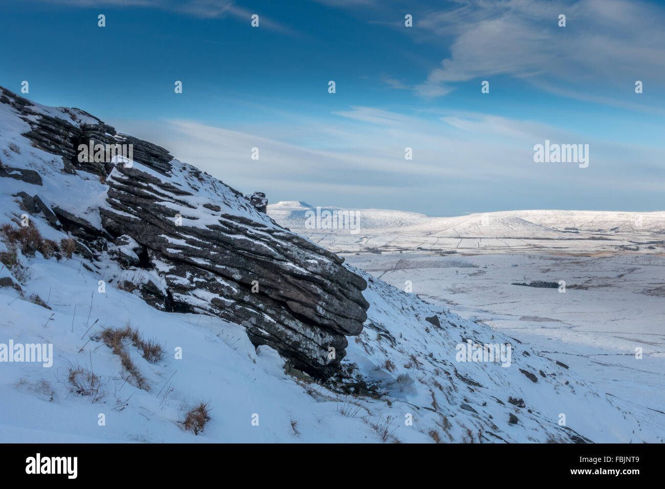 La descente le long de la face arrière de Siffleur Hill neige de l'hiver, à l'égard Ingleborough Banque D'Images