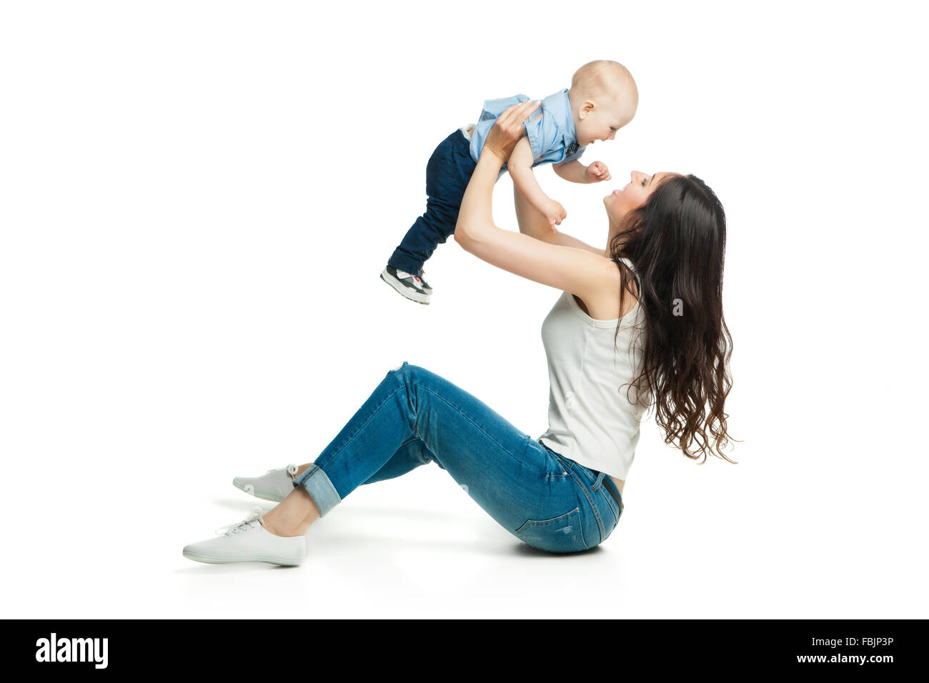 Jeune mère avec son fils sur fond blanc Banque D'Images