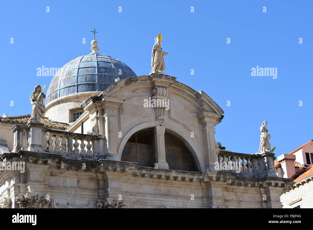 Sculptures religieuses sur le toit de l'église St Blaise dans Old Town, Dubrovnik, Croatie. Banque D'Images