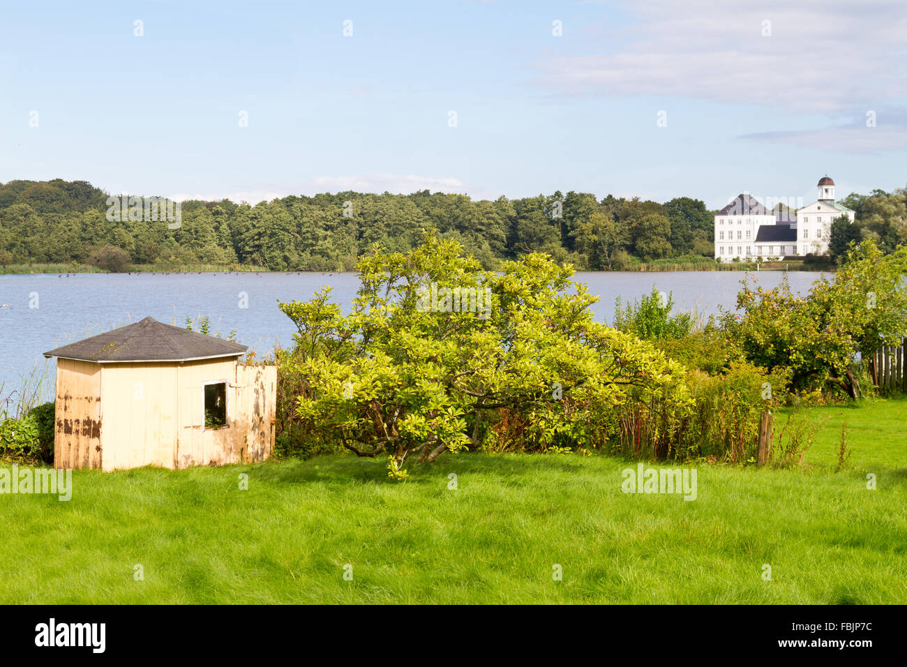 Grasten palace dans le Jutland, Danemark utilisé comme résidence d'été pour la famille royale vue de l'autre côté d'un lac derrière le palais. Banque D'Images