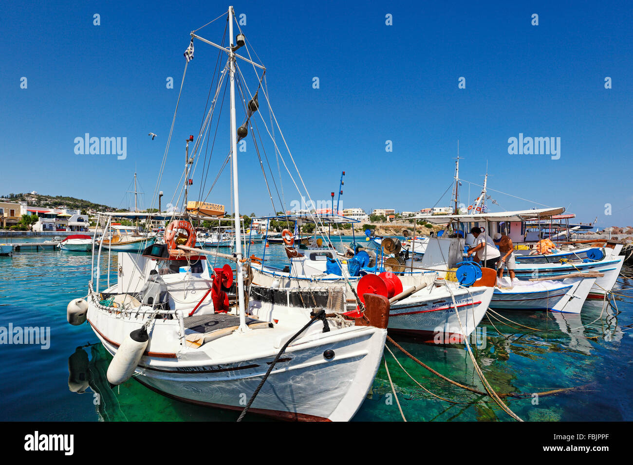 Bateaux de pêche au port de La Mongie dans Aegina island, Grèce Banque D'Images