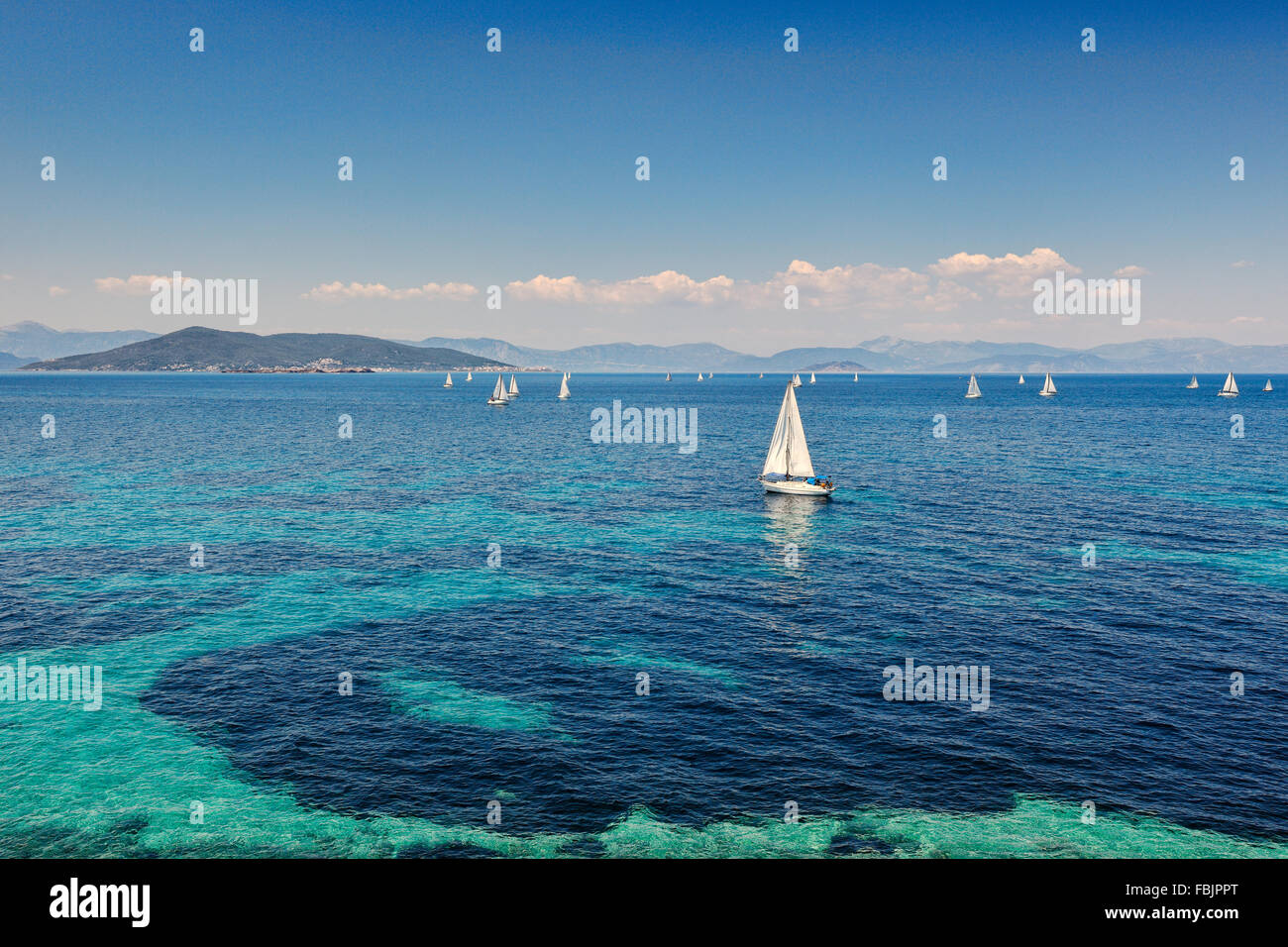 Voiliers près de l'île d'Aegina, Grèce Banque D'Images