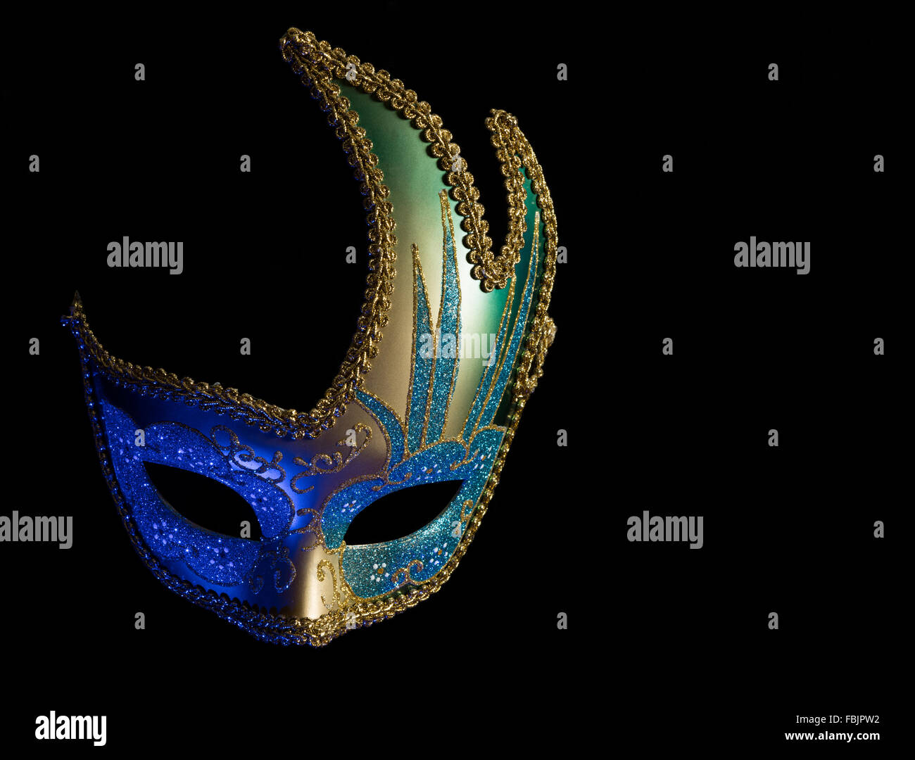 Masque de carnaval vénitien colorés sur fond noir avec de l'espace libre pour le texte Banque D'Images