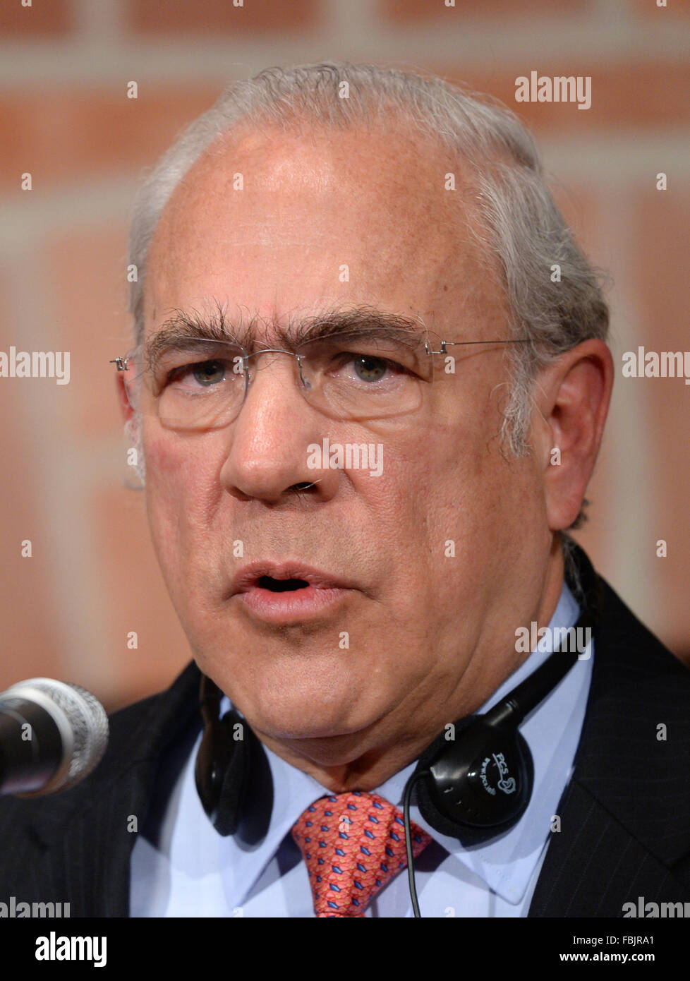 Nauen, Allemagne. 17 Jan, 2016. Le Secrétaire général de l'OCDE, Jose Angel, prend la parole lors d'une conférence de presse dans un domaine historique de Nauen, Allemagne, 17 janvier 2016. Sur le domaine, un séminaire de deux jours du Comité exécutif fédéral SPD aura lieu. Photo : RALF HIRSCHBERGER/dpa/Alamy Live News Banque D'Images