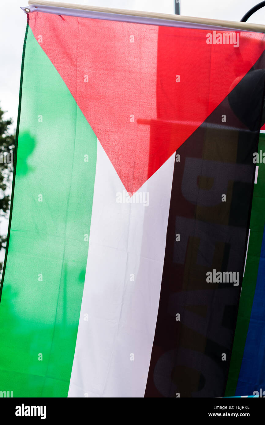 Un drapeau national palestinien en vente sur une boutique sur Falls Road de Belfast, en Irlande. Banque D'Images