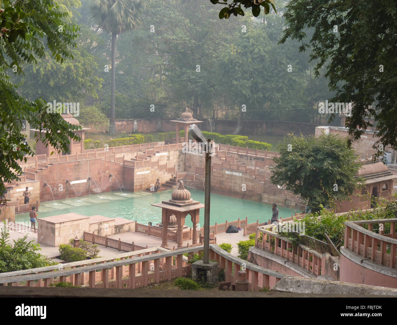 Une source d'eau chaude ou un saint Kund Fontaines Piscine Baignade à Rajgir, Inde Banque D'Images