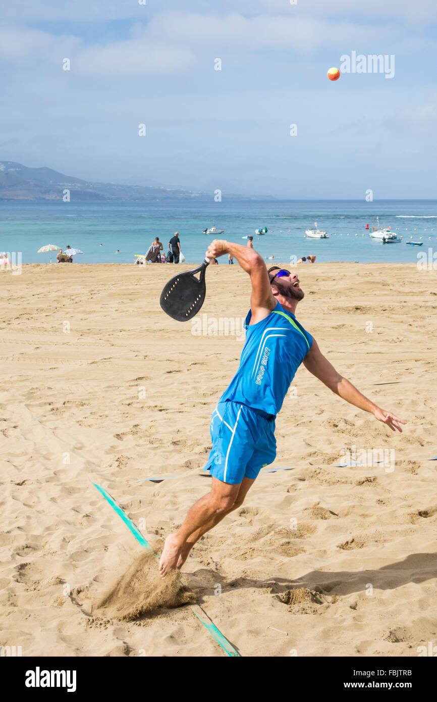 L'homme la pratique du beach tennis sur la plage en Canaries Banque D'Images