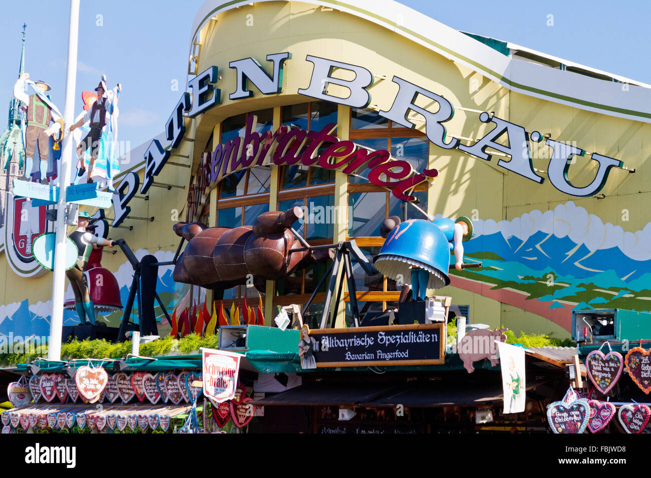 Mannequins animés sur la bière boeuf cuisson tente à l'Oktoberfest de Munich, Allemagne. Banque D'Images