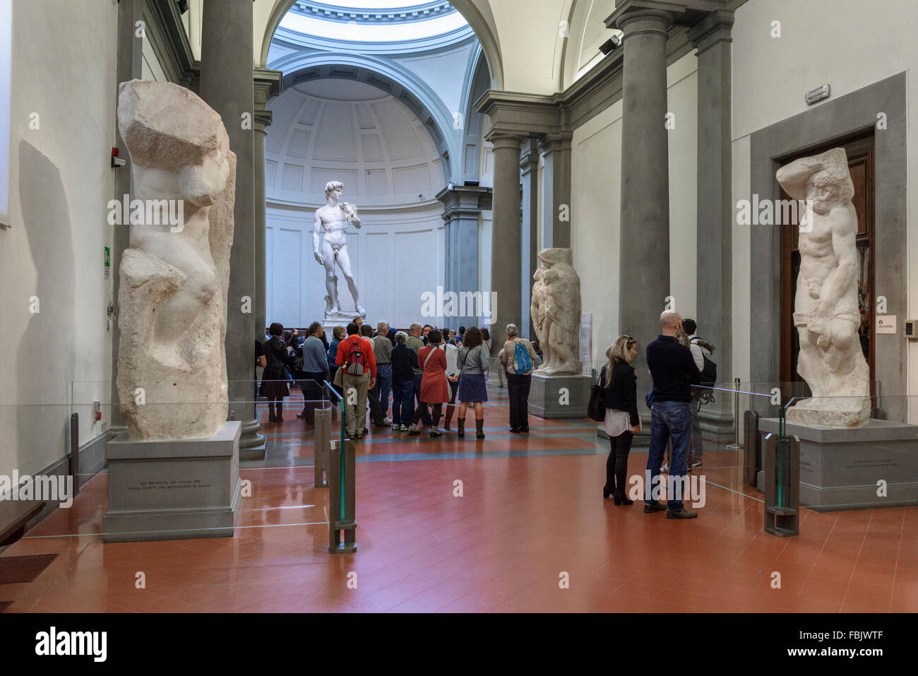 Florence. L'Italie. Les touristes visiter la statue de David de Michel-Ange à la Galleria dell'Accademia. Galerie de l'académie de Florence. Banque D'Images