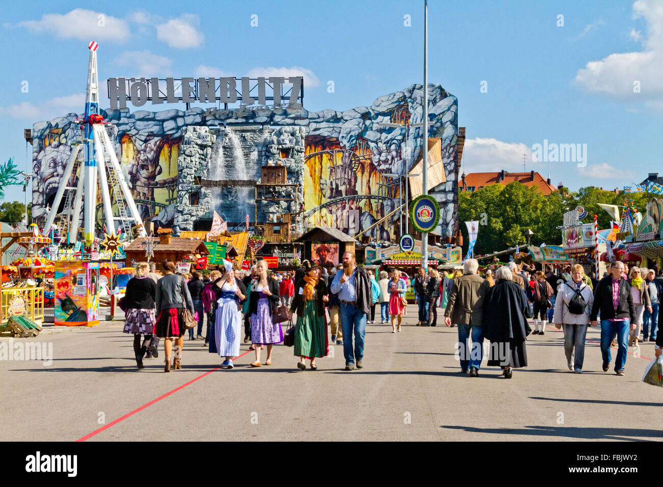 Foule en flânant dans un parc d'attractions à l'Oktoberfest à Munich, Allemagne Banque D'Images