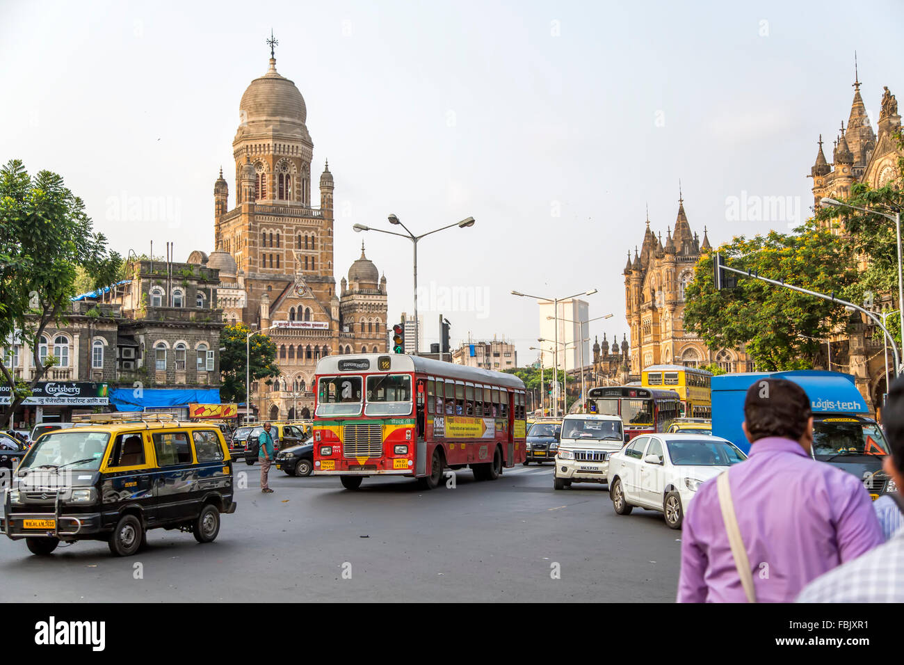 Des personnes non identifiées par la Corporation Municipale Bâtiment dans Mumbai, Inde. Banque D'Images