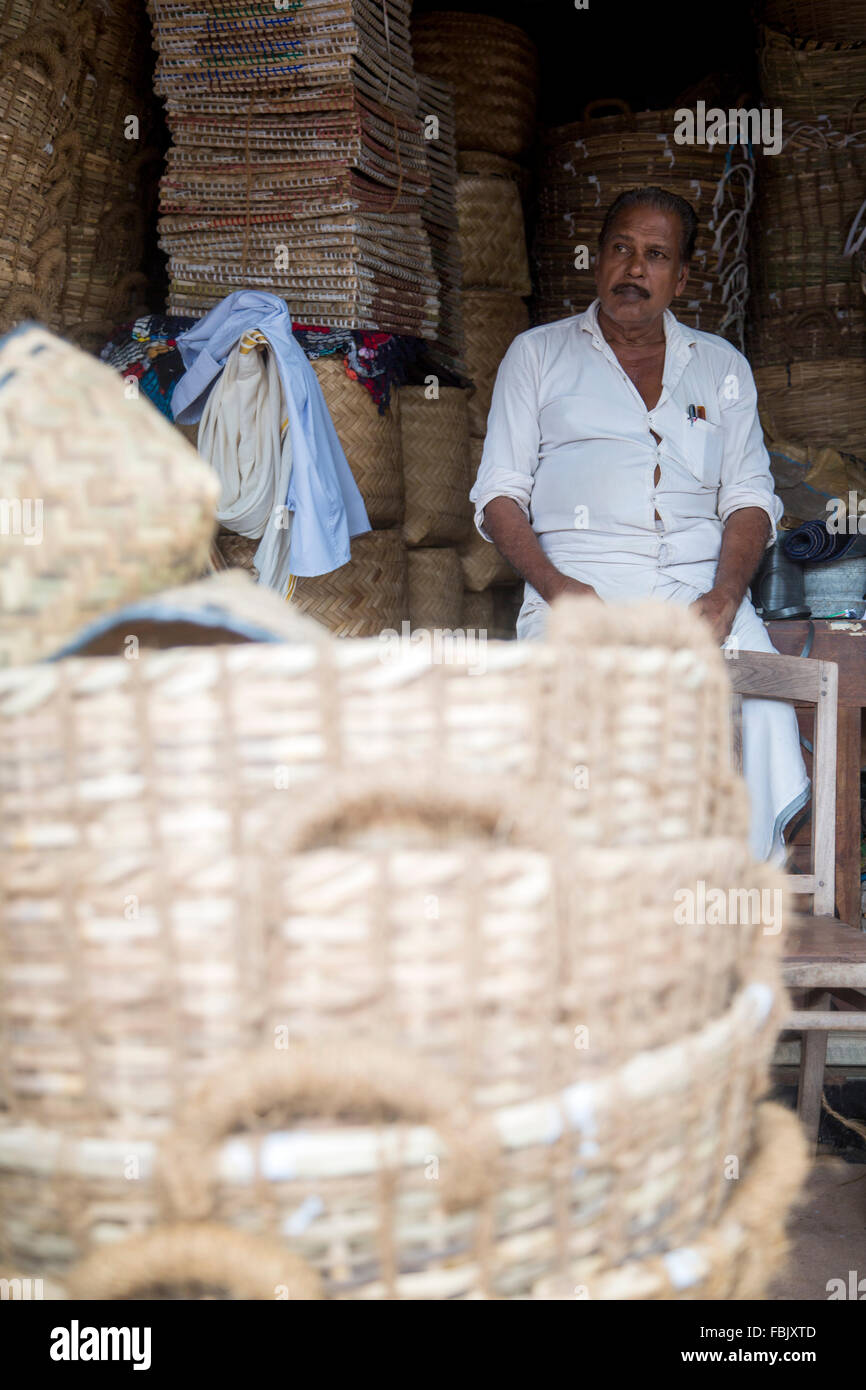 VARKALA, INDE - Le 18 octobre 2015 non identifié : panier de bambou bouilloire dans Varkala, Inde. Industries basées en bambou en Inde provid Banque D'Images