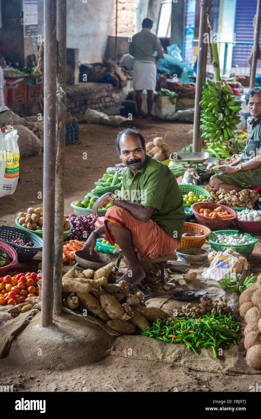 VARKALA, INDE - Le 18 octobre 2015 : personnes non identifiées sur le marché l'achat et la vente de produits de l'agriculture. Kerala produit Banque D'Images