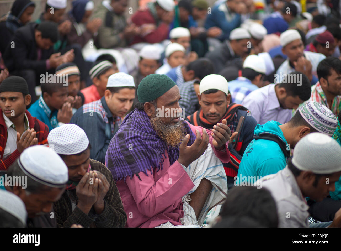 DHAKA, BANGLADESH 10 janvier 2016 dévots musulmans du Bangladesh : assister à la Akheri Munajat prières finales sur le troisième jour de Biswa Ijtema, la deuxième plus grande congrégation musulmane après le hajj, à la gare de Tongi Tongi à 20 km de Dhaka le 10 janvier 2016. Autour de deux millions de musulmans du Bangladesh et à l'étranger vu les trois jours avec des prières de la congrégation, sur les rives de la rivière Turag. Banque D'Images