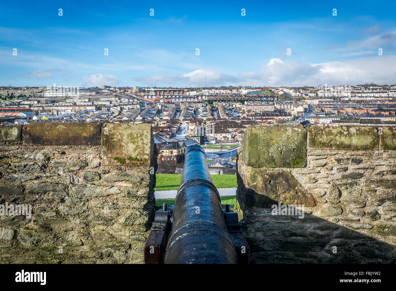 Un canon historique visant sur la zone Bogside de Derry City des murs. Banque D'Images