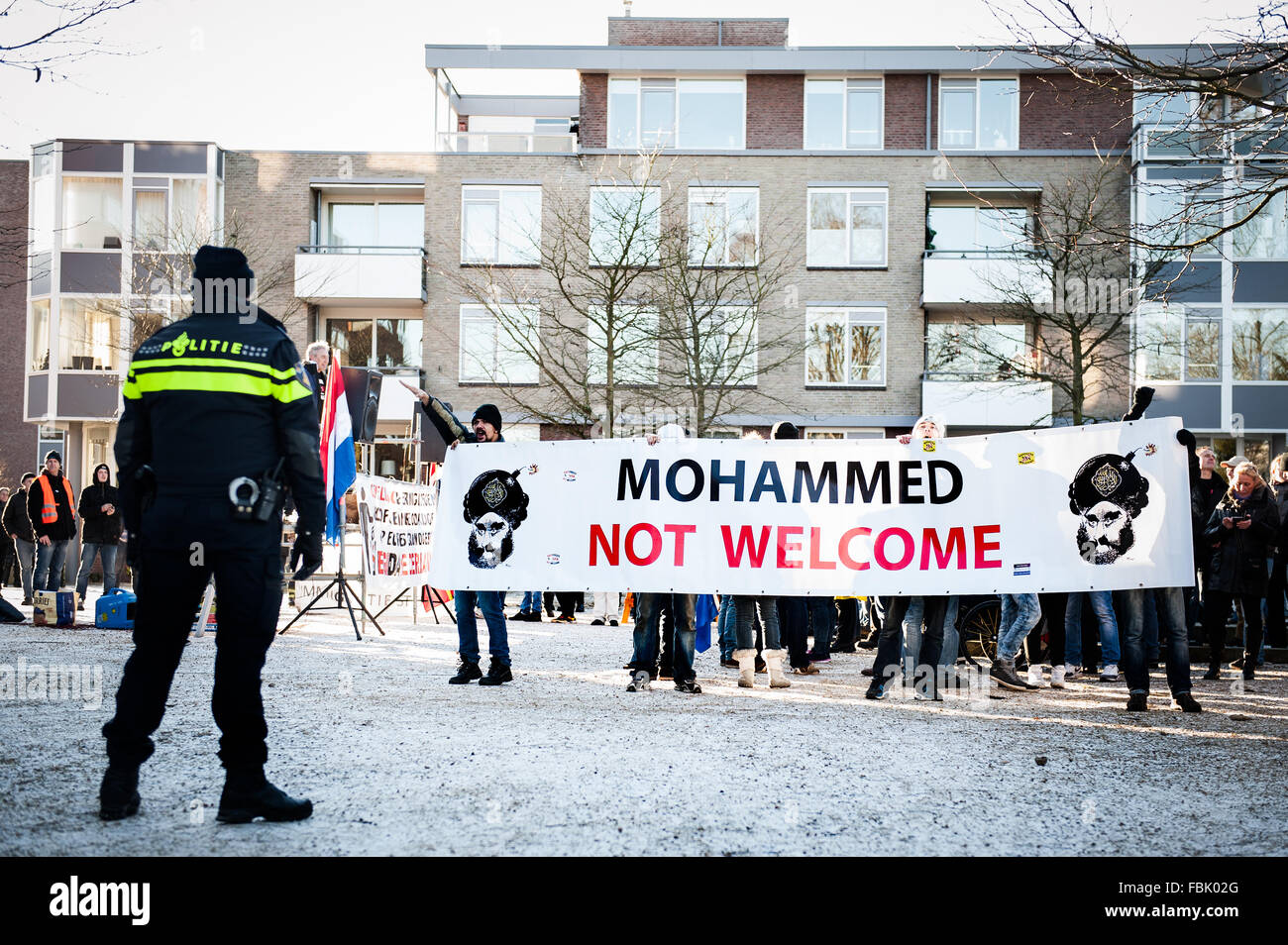 Apeldoorn, aux Pays-Bas. 17 Jan, 2016. Pegida Nederland protester à Apeldoorn (Pays-Bas). Pegida Anti-Islamism a démontré dimanche après-midi à Apeldoorn autour du Beekpark. La démonstration a été relativement calme, seulement quatre personnes ont été arrêtées. Le mouvement contre l'action antifasciste (MOF) à partir de la Frise a également pris les rues d'Apeldoorn. Credit : Romy Arroyo Fernandez/Alamy Live News. Banque D'Images