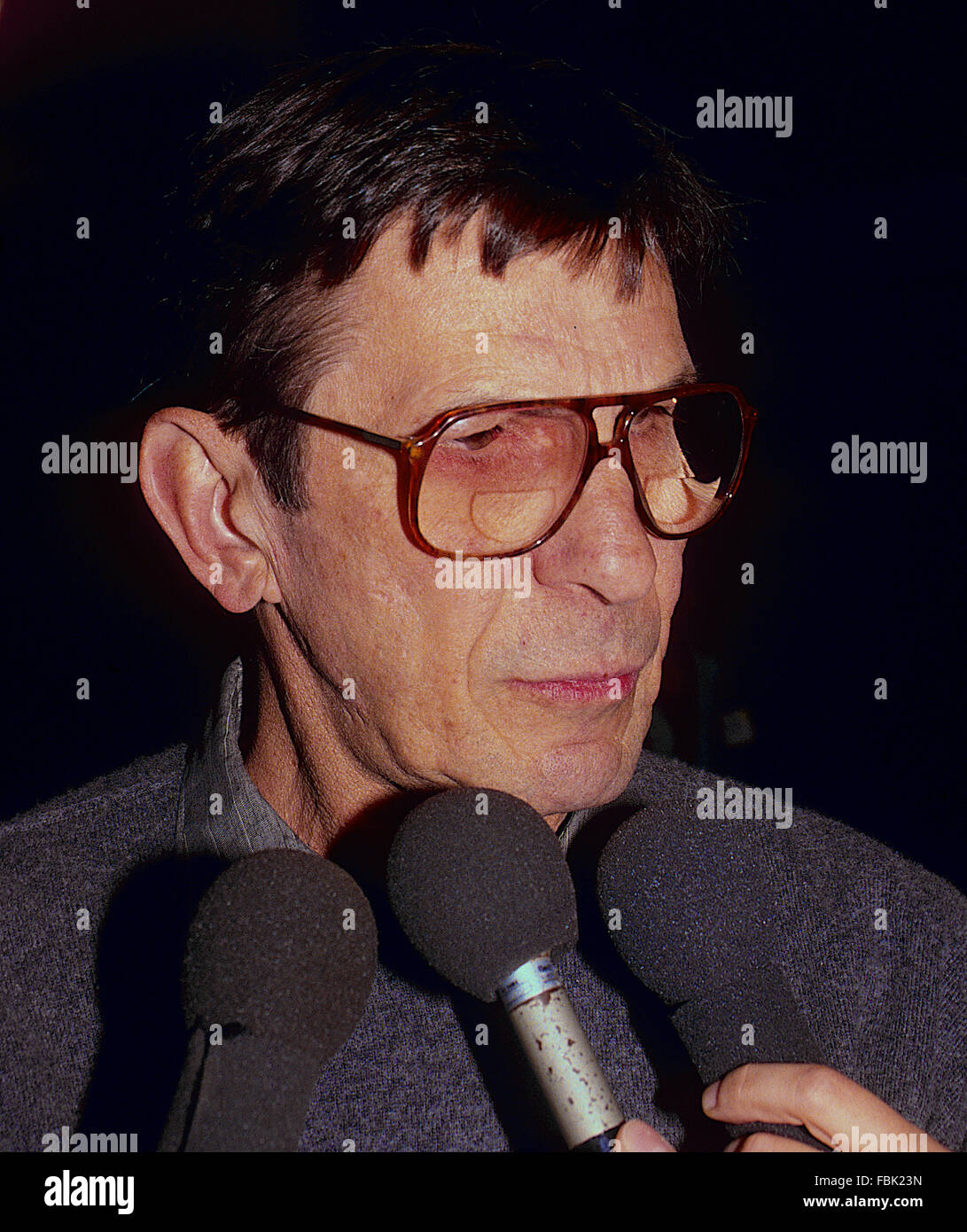 Washington, DC. sans date (M. Leonard Nimoy Spock) parle avec des journalistes Crédit : Mark Reinstein Banque D'Images