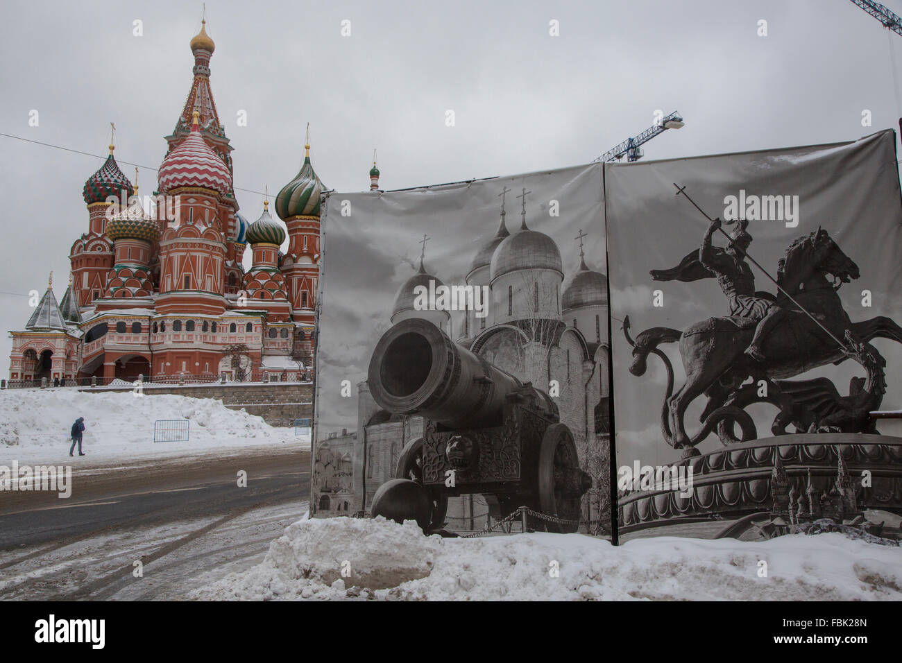 Moscou, Russie. 17 janvier, 2015. Enlever la neige sur la place Rouge à Moscou après une importante chute de neige, la Russie Banque D'Images