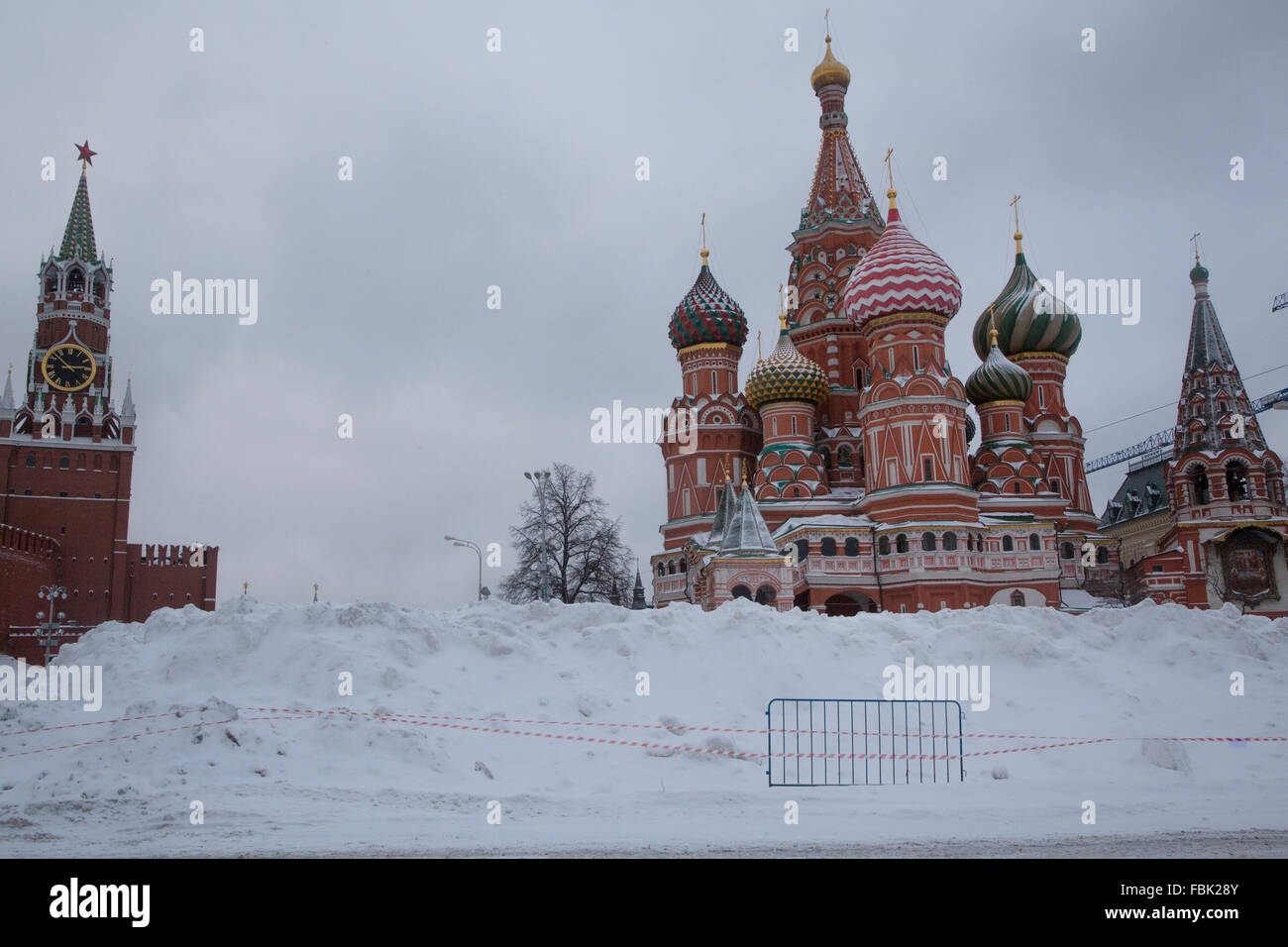 Moscou, Russie. 17 janvier, 2015. Enlever la neige sur la place Rouge à Moscou après une importante chute de neige, la Russie Banque D'Images