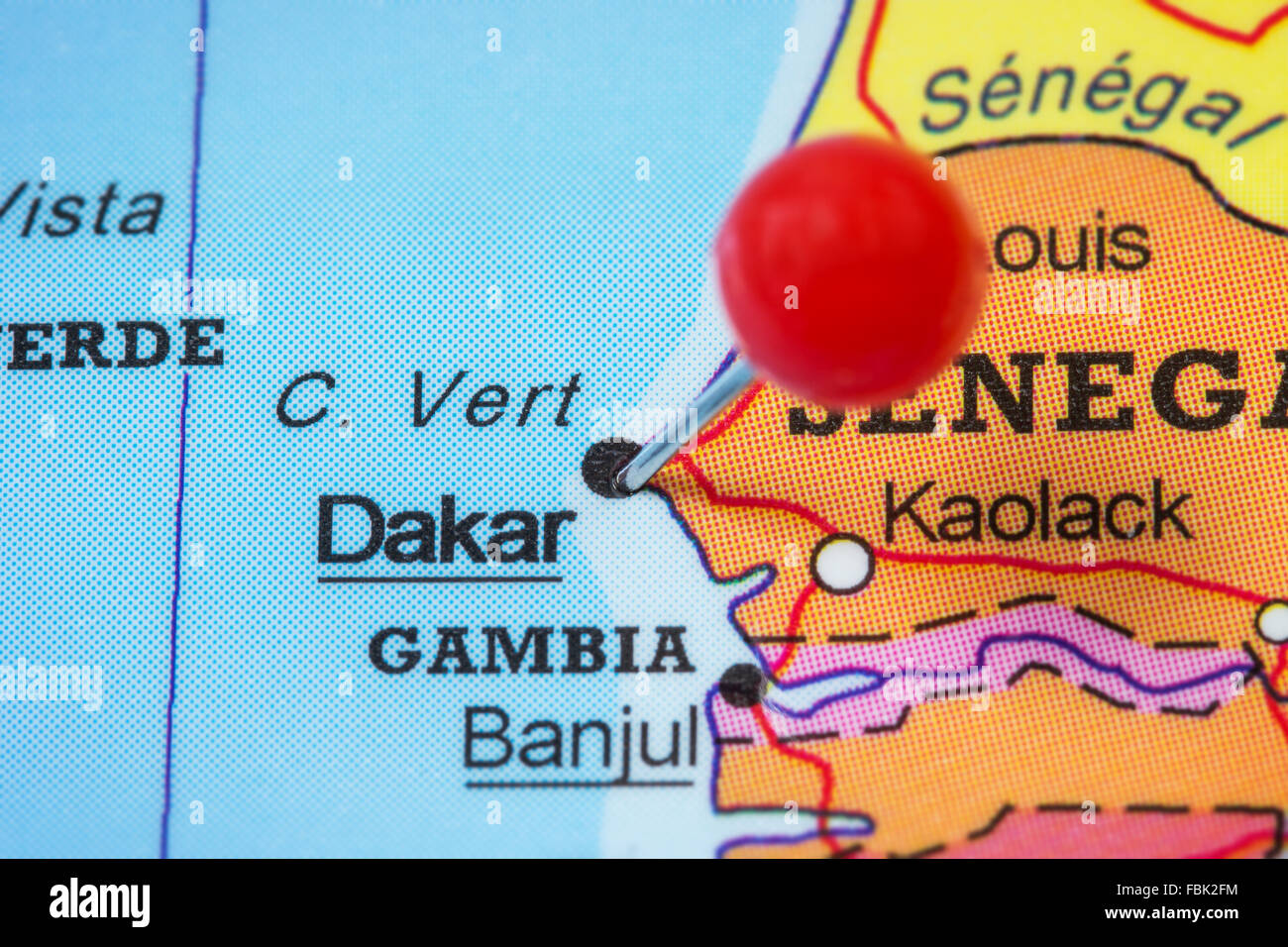Close-up d'une punaise rouge sur une carte de Dakar, Sénégal. Banque D'Images