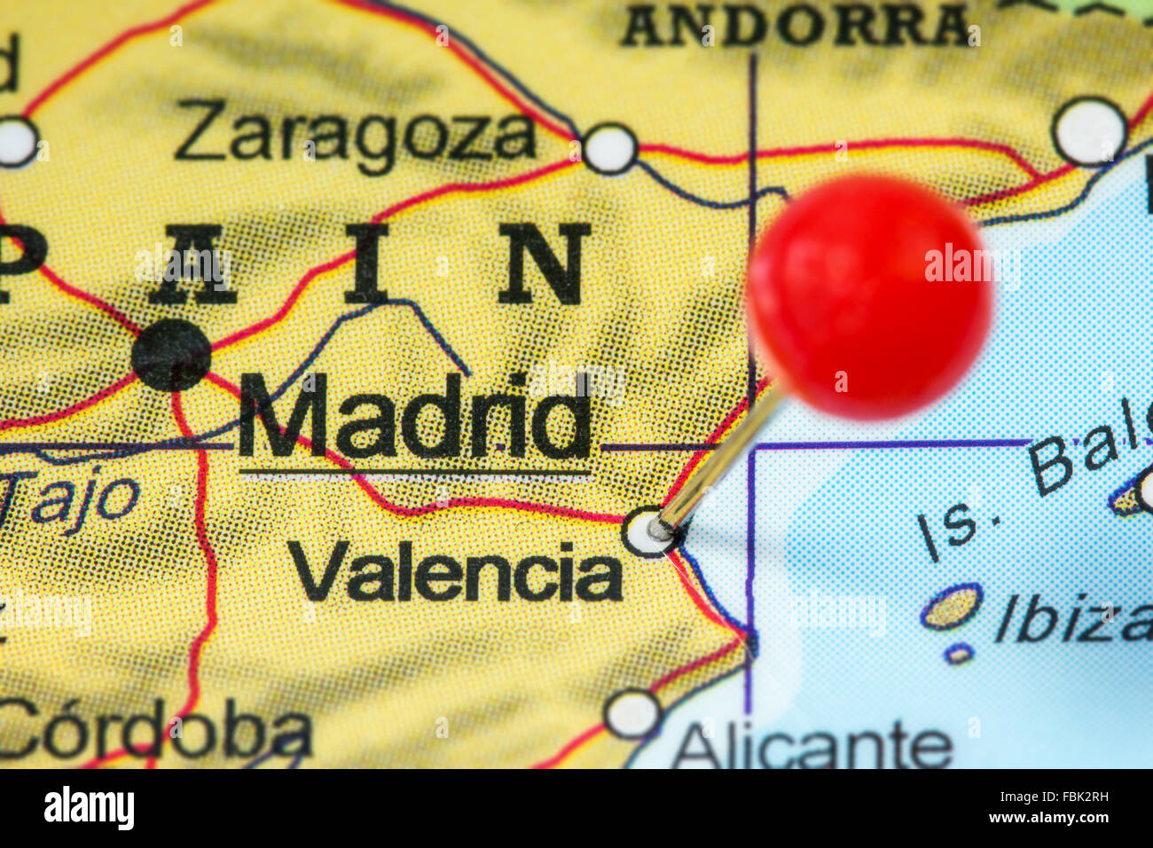 Close-up d'une punaise rouge dans une carte de Valence, Espagne. Banque D'Images
