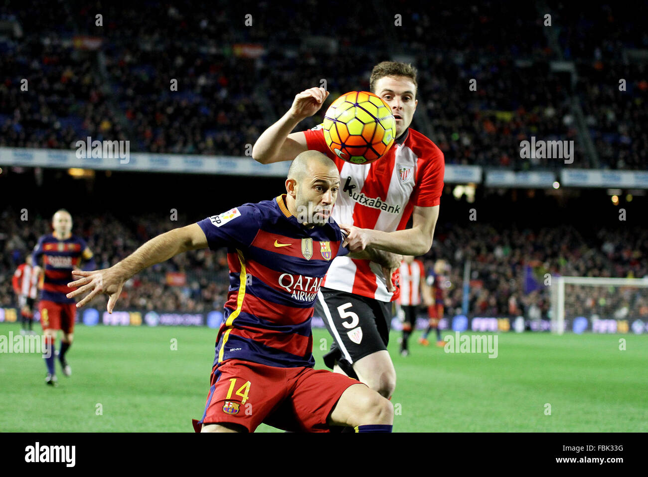 Camp Nou, Barcelona, Espagne. 17 Jan, 2016. La Liga. Par rapport à Barcelone Athletic Club de Bilbao. Mascherano contesté par Go&# xf1;i : Action Crédit Plus Sport/Alamy Live News Banque D'Images