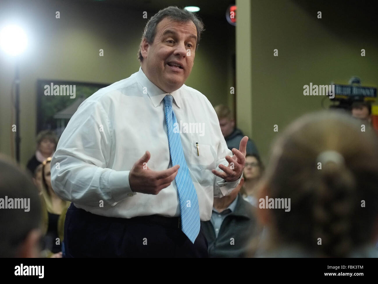 Le Mars, Iowa, États-Unis. 17 Jan, 2016. Le Mars, Iowa, États-Unis - candidat présidentiel républicain New Jersey Gov. CHRIS CHRISTIE parle à une salle débordante qu'il campagnes dans le Lapin Bleu glacier. Christie dit que les Américains doivent élire quelqu'un qui a déjà l'expérience de direction. Credit : Jerry Mennenga/ZUMA Press, Inc./Alamy Live News Banque D'Images