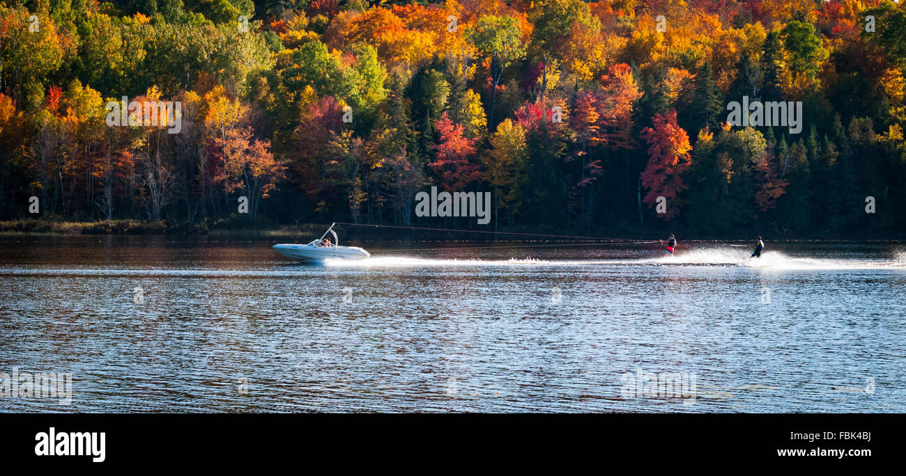 La fin de l'été sur un lac du nord de l'Ontario - obtenir au cours de la dernière session de ski nautique. Banque D'Images