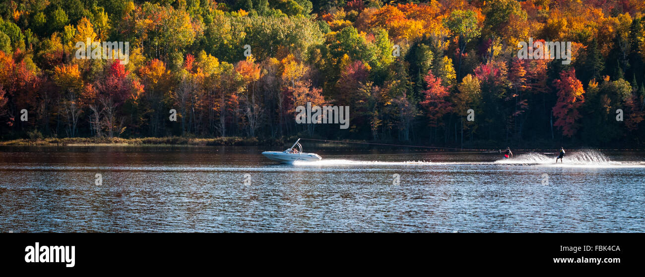 La fin de l'été sur un lac du nord de l'Ontario - obtenir au cours de la dernière session de ski nautique. Banque D'Images