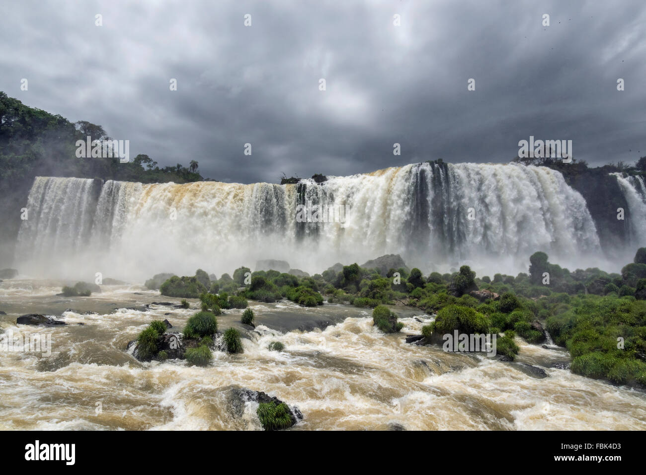 Foz do Iguacu cascade avec des nuages, jusqu'à la rivière de l'allée, côté Brésil Banque D'Images