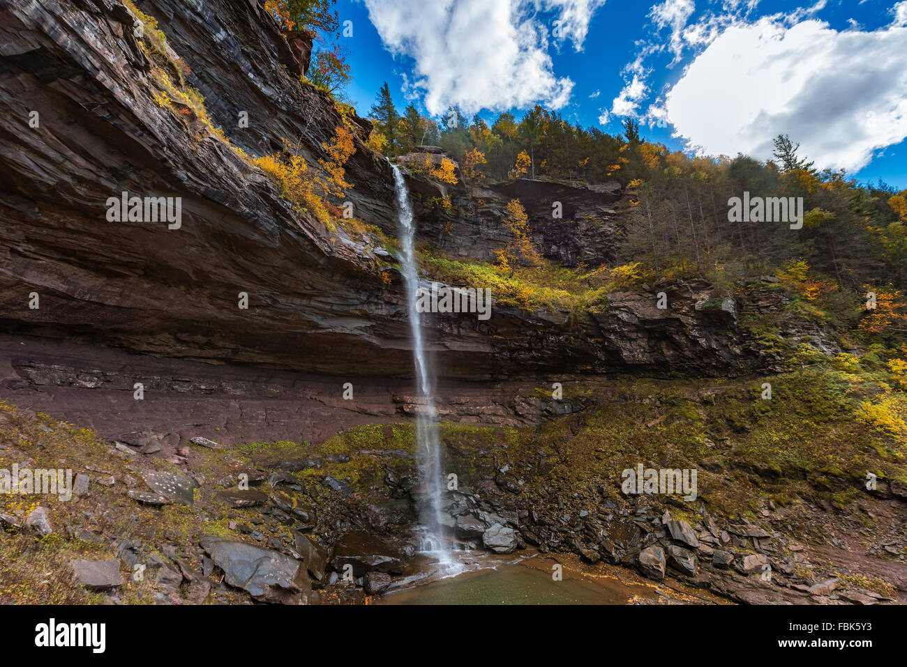 Une après-midi ensoleillée d'automne à Kaaterskill Falls Catskills Mountains of New York. Banque D'Images