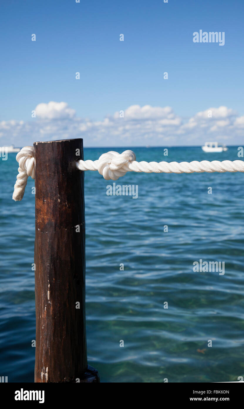 Pier pile et surplombant Ocean corde Banque D'Images