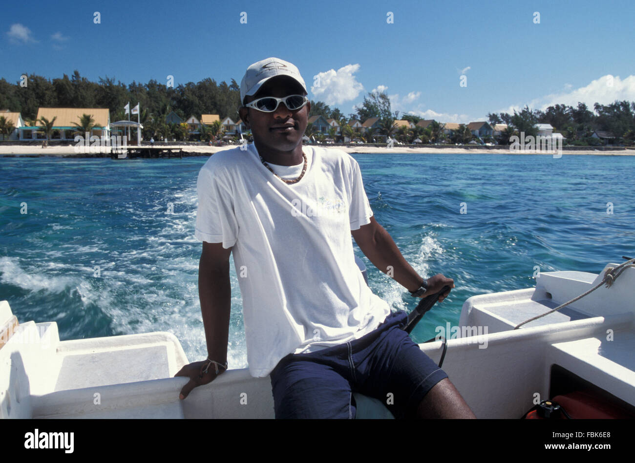 Homme conduisant mauricien bateau sur l'île Maurice Banque D'Images